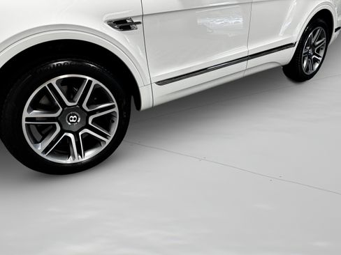 Used 2018 Bentley Bentayga AWD/4WD image 44