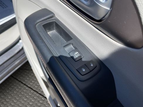 Used 2018 Chrysler Pacifica Touring-L FWD image 23