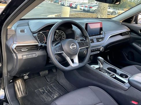 Used 2025 Nissan Altima 2.5 SV image 17