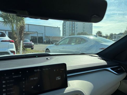 Used 2025 Genesis G70 2.5T image 35