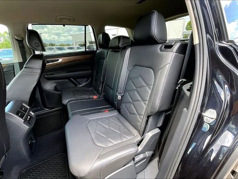 Certified 2024 Volkswagen Atlas SE w/ Black Wheel Package FWD image 17