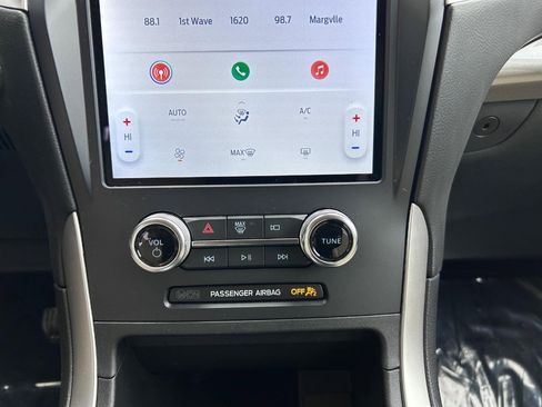 Used 2024 Ford Edge SE image 16