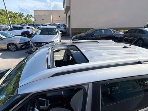 Used 2024 Hyundai Venue SEL FWD image 20