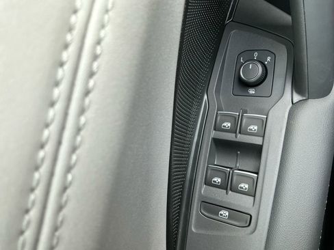 New 2025 Volkswagen Tiguan SE image 22