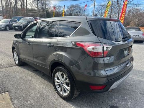 Used 2017 Ford Escape SE image 3