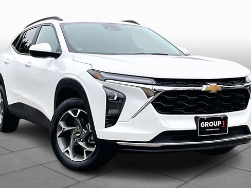 Used 2025 Chevrolet Trax LT w/ LT Convenience Package image 3