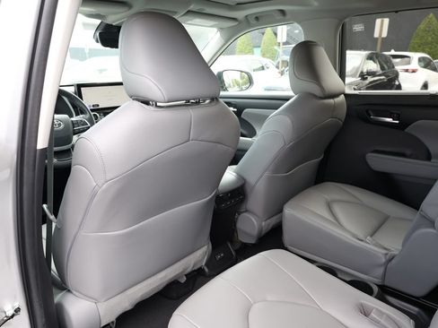 Used 2023 Toyota Highlander XLE FWD image 17