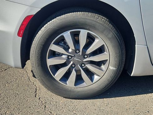 Certified 2023 Chrysler Pacifica Touring-L FWD image 9