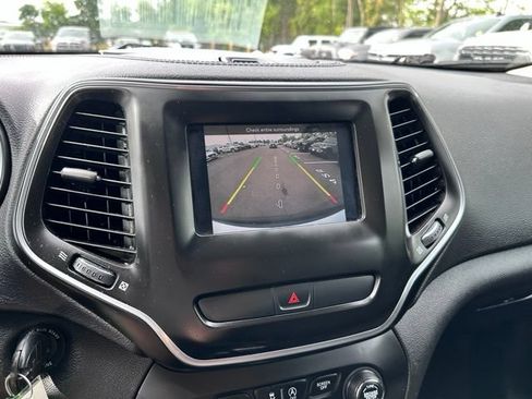 Used 2019 Jeep Cherokee Latitude w/ Popular Appearance Group FWD image 27