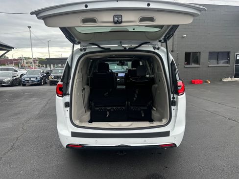 Used 2023 Chrysler Pacifica Limited w/ Uconnect Theater Family Group FWD image 11