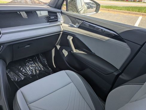 New 2026 Volkswagen Tiguan SE R-Line AWD/4WD image 17