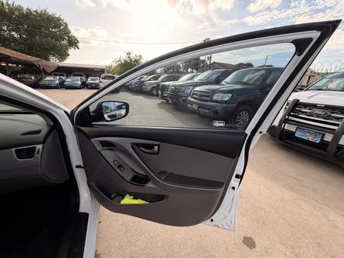 Used 2016 Hyundai Elantra SE FWD image 29