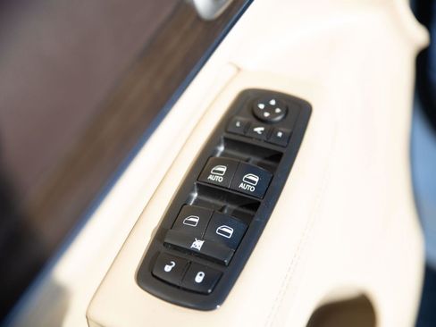 Used 2018 Jeep Grand Cherokee Overland image 4