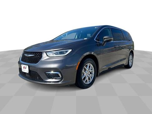 Used 2023 Chrysler Pacifica Touring-L FWD image 1