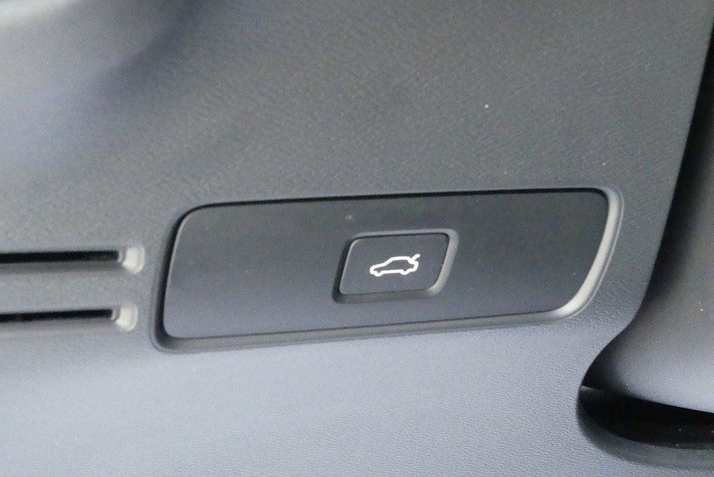 Used 2024 Volvo XC40 B5 Plus AWD/4WD image 15