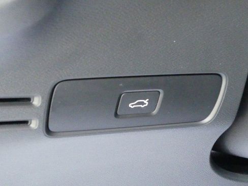 Used 2024 Volvo XC40 B5 Plus AWD/4WD image 15