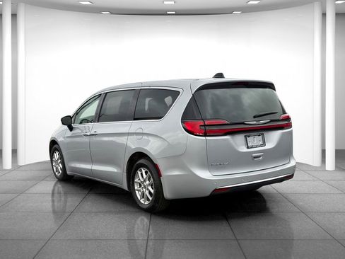 Used 2024 Chrysler Pacifica Touring-L FWD image 5