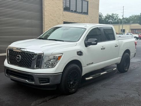 Used 2017 Nissan Titan SV RWD image 1