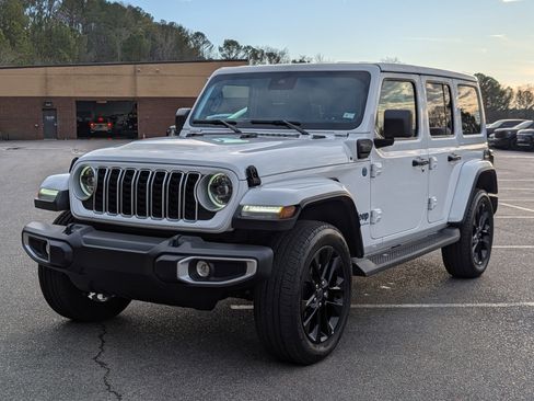 Used 2025 Jeep Wrangler Sahara image 5