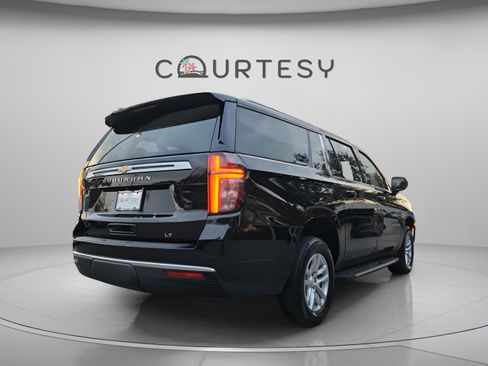 Used 2024 Chevrolet Suburban LT image 5