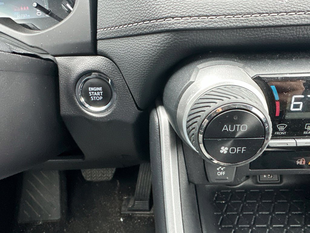 Used 2025 Toyota RAV4 XLE AWD/4WD image 45