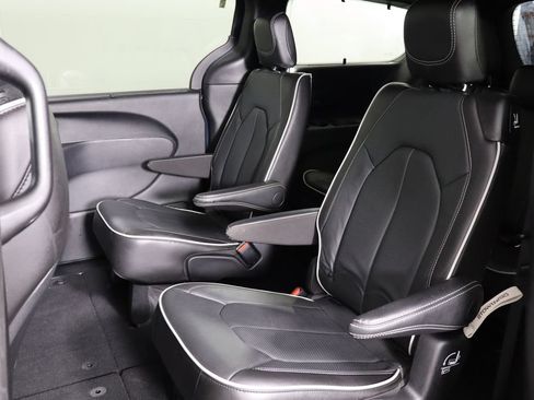 Used 2025 Chrysler Pacifica Limited FWD image 8