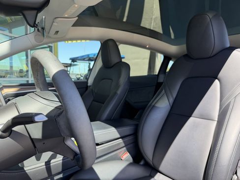 Used 2024 Tesla Model Y Long Range image 33