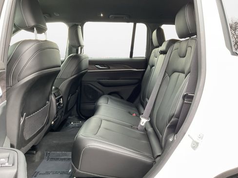 Used 2025 Jeep Grand Cherokee Limited image 14