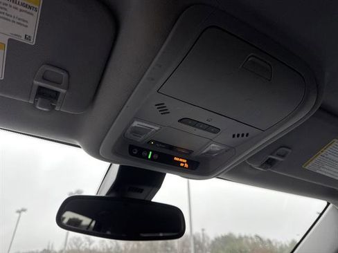 Used 2023 GMC Terrain SLT image 16