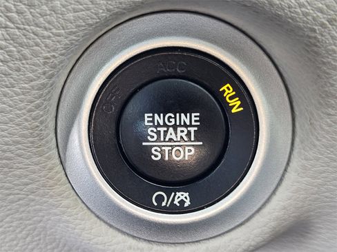 Used 2018 Chrysler Pacifica Limited image 19