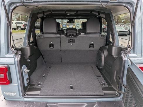 New 2026 Jeep Wrangler Unlimited Sahara AWD/4WD image 28