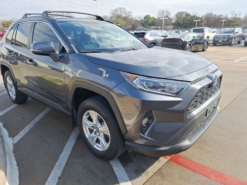 Used 2021 Toyota RAV4 XLE image 8