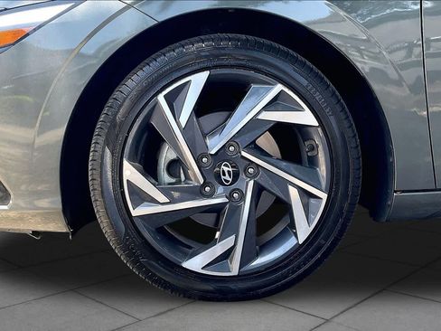 Certified 2024 Hyundai Elantra Limited FWD image 11