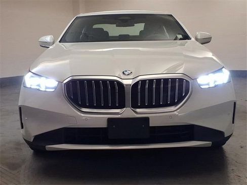 Used 2025 BMW 530i xDrive w/ Premium Package image 2