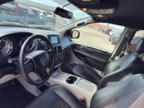 Used 2017 Dodge Grand Caravan SXT image 24