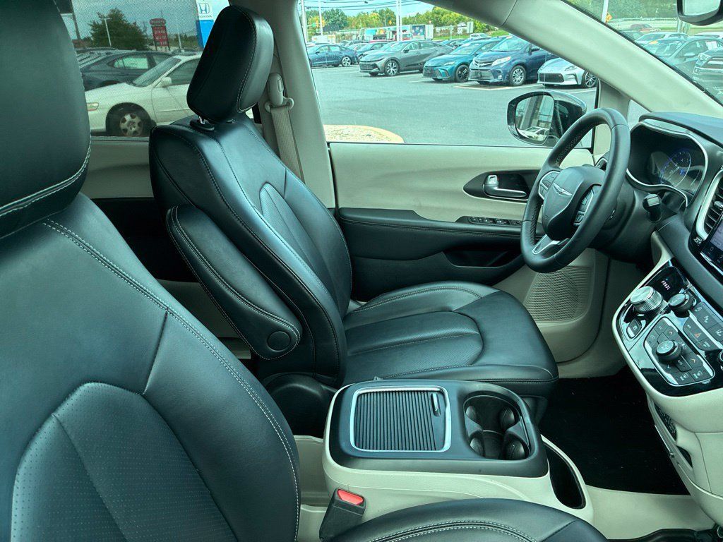 Used 2024 Chrysler Pacifica Touring-L FWD image 24