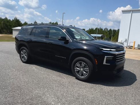 Used 2025 Chevrolet Traverse LT image 2