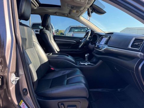 Used 2017 Toyota Highlander SE AWD/4WD image 7