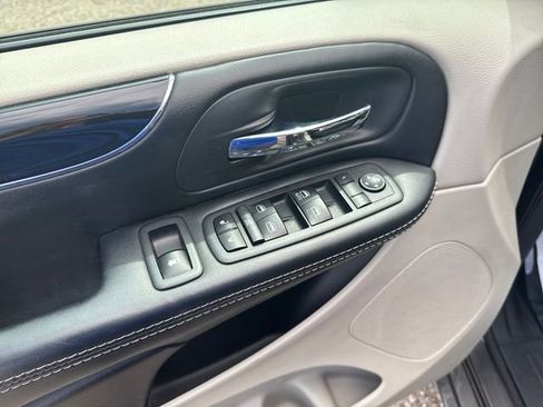 Used 2019 Dodge Grand Caravan SXT FWD image 11