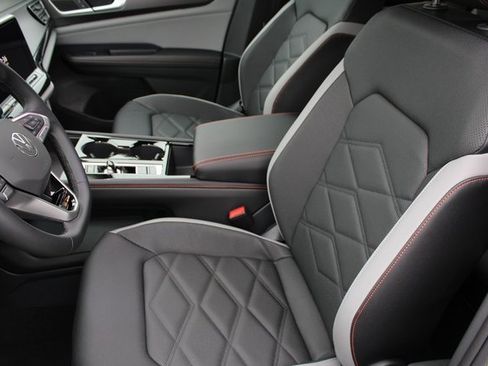 New 2026 Volkswagen Atlas Peak Edition image 6