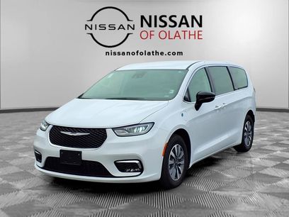 Used 2024 Chrysler Pacifica Select