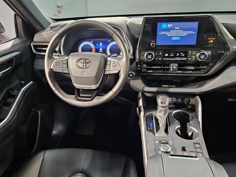 Used 2025 Toyota Highlander XSE AWD/4WD image 9