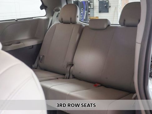 Used 2017 Toyota Sienna XLE w/ XLE Navigation Package image 8