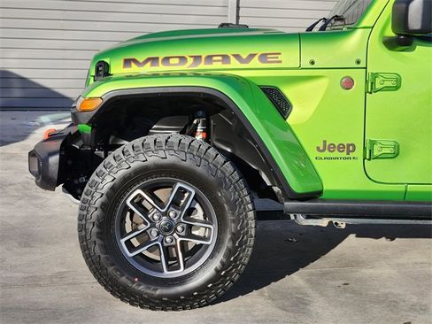 Used 2025 Jeep Gladiator Mojave w/ Convenience Group image 9