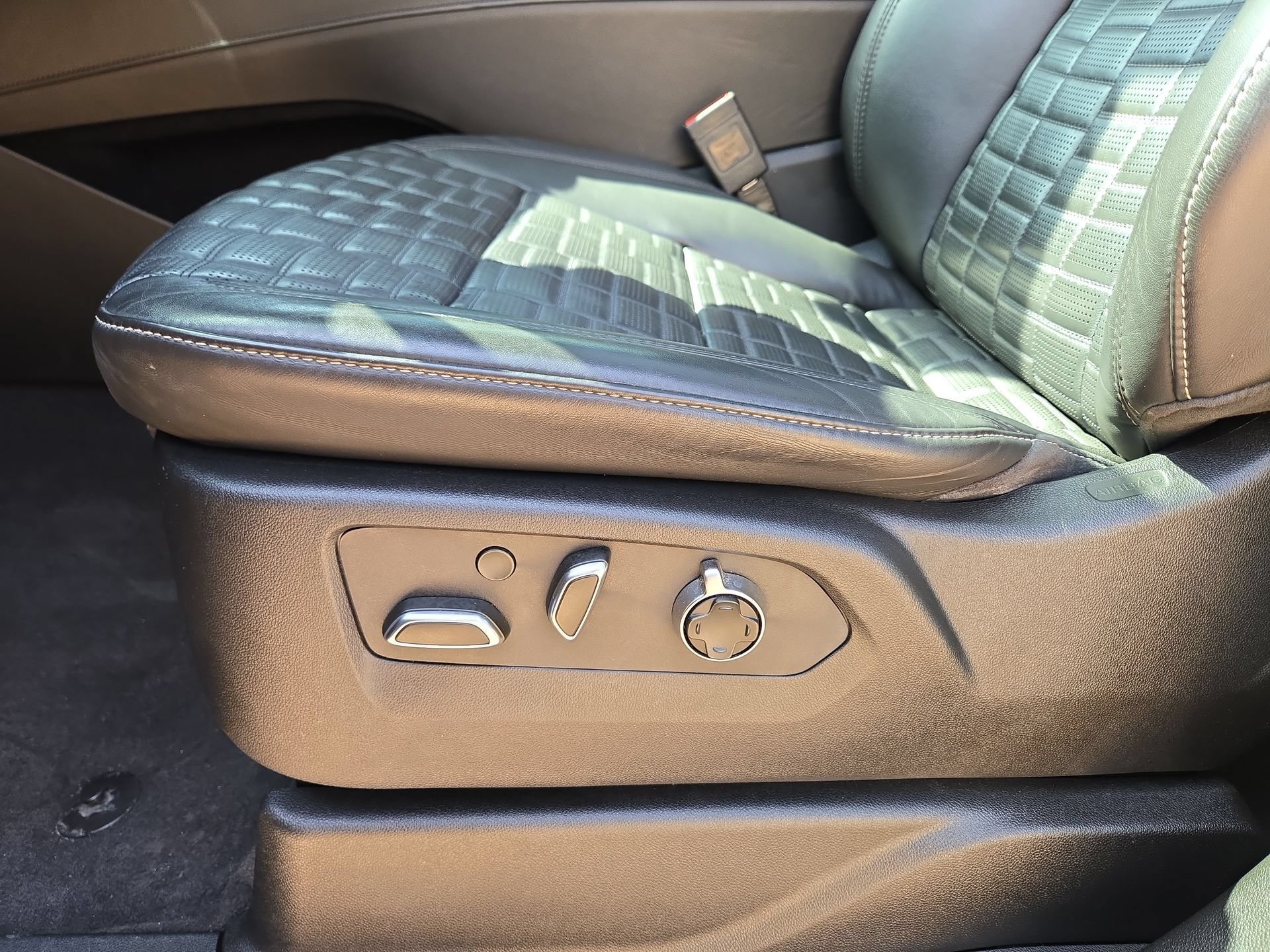 Certified 2023 Cadillac Escalade V w/ LPO, ONYX Package AWD/4WD image 17