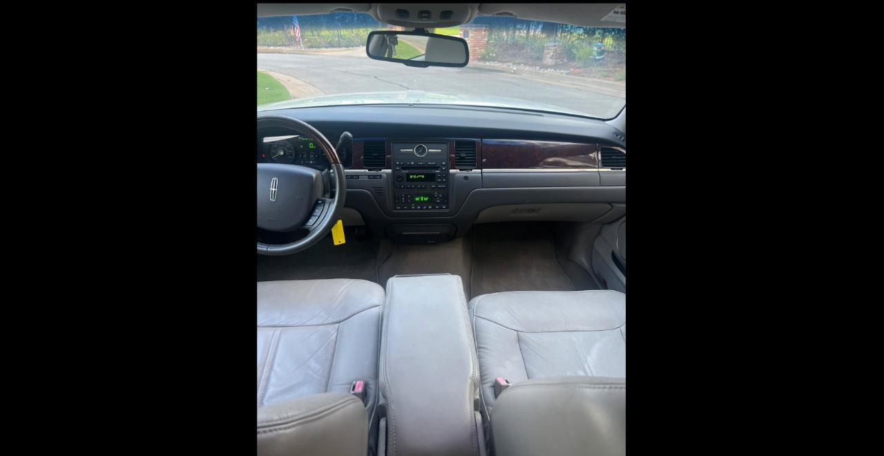 Used 2006 Lincoln Town Car Signature Limited RWD image 19