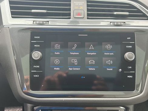 Used 2021 Volkswagen Tiguan SE w/ Panoramic Sunroof Package image 19