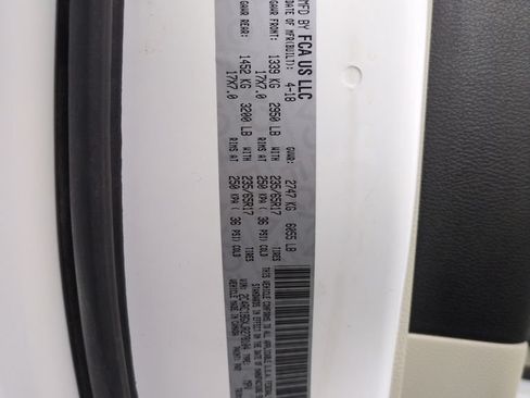 Used 2018 Chrysler Pacifica Touring-L FWD image 31