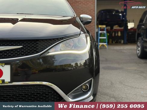 Used 2019 Chrysler Pacifica Limited FWD image 4