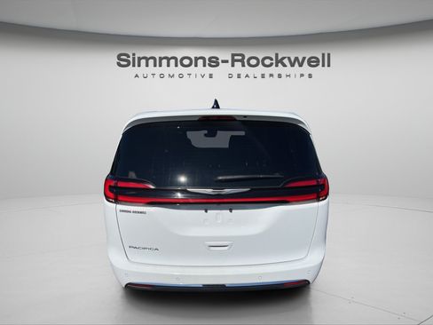 Used 2025 Chrysler Pacifica Select FWD image 4